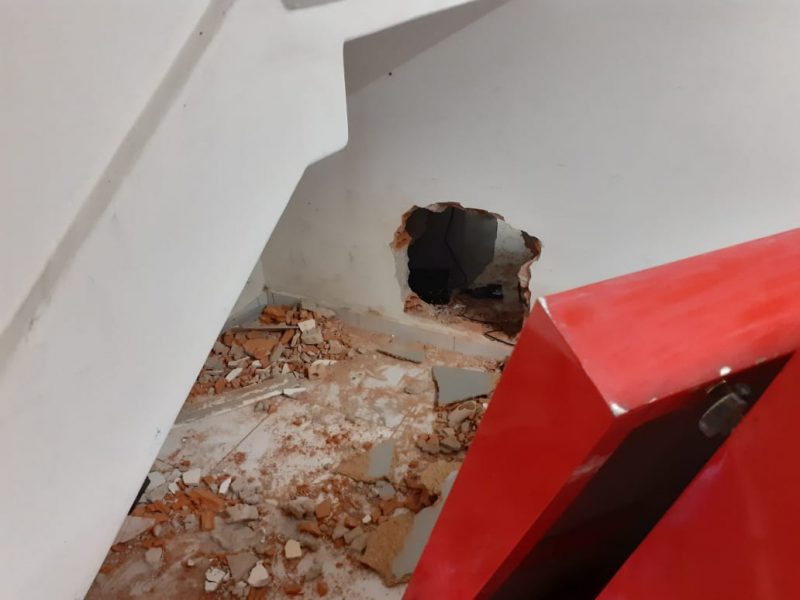 Suspeitos teriam arrombado o local pela parte de cima e levado cerca de R$ 42.960 – Foto: Divulga&ccedil;&atilde;o/PC