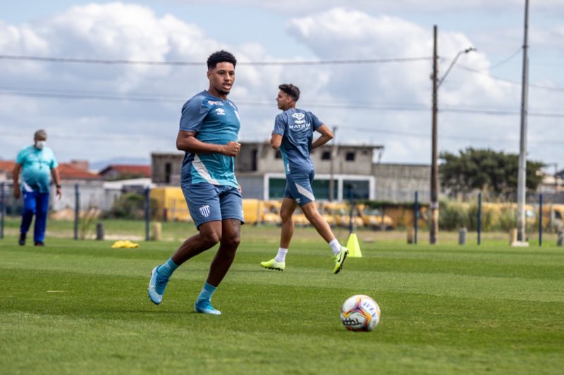Luan Silva, volante do Ava&iacute;; mais uma cria da base no Le&atilde;o da Ilha – Foto: Leandro Boeira/Ava&iacute; FC