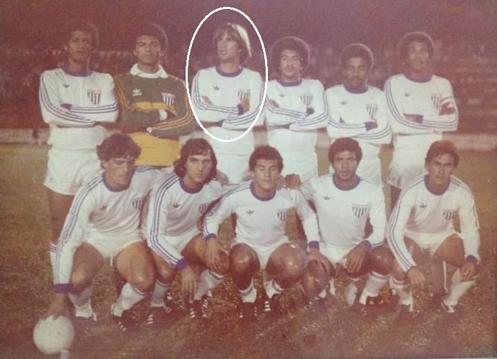 Rog&eacute;rio est&aacute; em destaque na foto do time do Ava&iacute; ao lado de Bira Lopes, Caco, Gilberto, Passos (em mem&oacute;ria) entre outros. – Foto: Acervo pessoal/Site Ava&iacute;