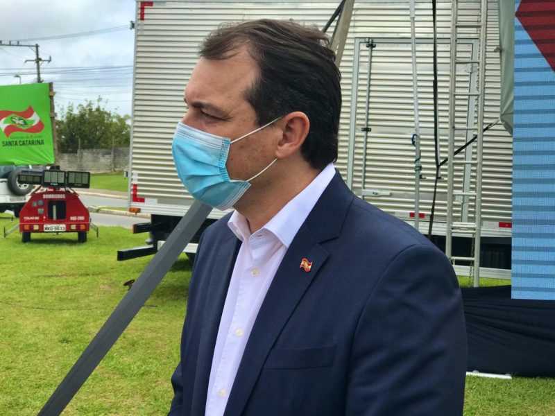 Governador Carlos Mois&eacute;s esteve em Balne&aacute;rio Cambori&uacute; em outubro para acompanhar as obras do Centro de Eventos da cidade. – Foto: Isabela Corr&ecirc;a/ND Mais