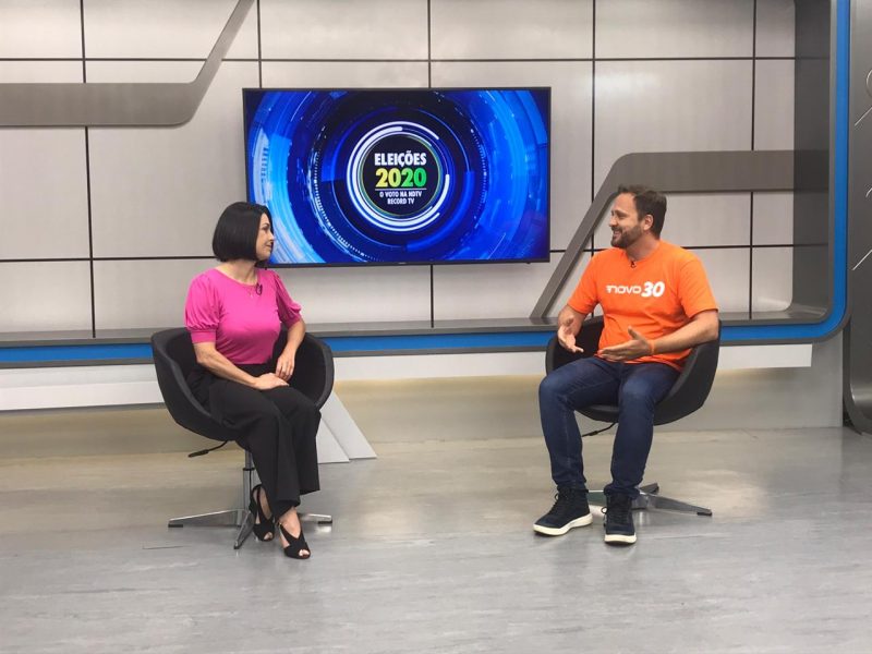 Entrevista com Adriano Silva foi conduzida pela apresentadora Sabrina Aguiar &#8211; Foto: Luana Amorim/ND