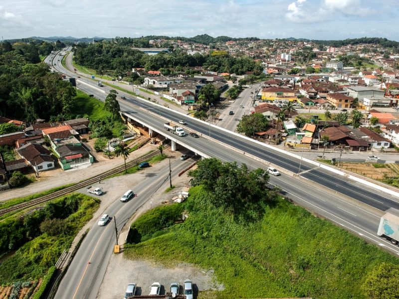Viaduto ampliado sobre a Via Férrea é liberado para o tráfego em Joinville, na BR-101/SC