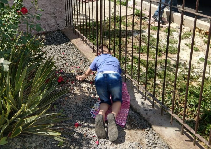 Menino precisou de aux&iacute;lio dos bombeiros para se soltar do port&atilde;o de casa – Foto: Bombeiros Militares/Divulga&ccedil;&atilde;o