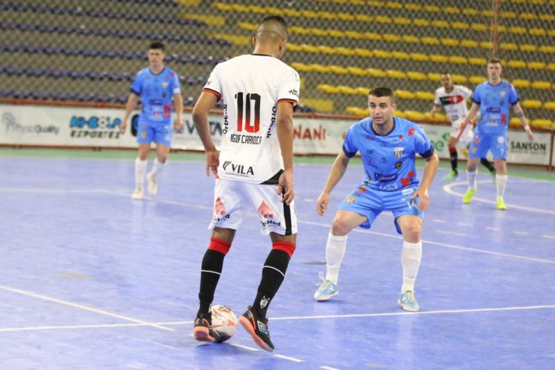 Igor Carioca desencantou e deixou um hat trick na noite de ter&ccedil;a-feira (20) – Foto: Juliano Schmidt/JEC/Krona