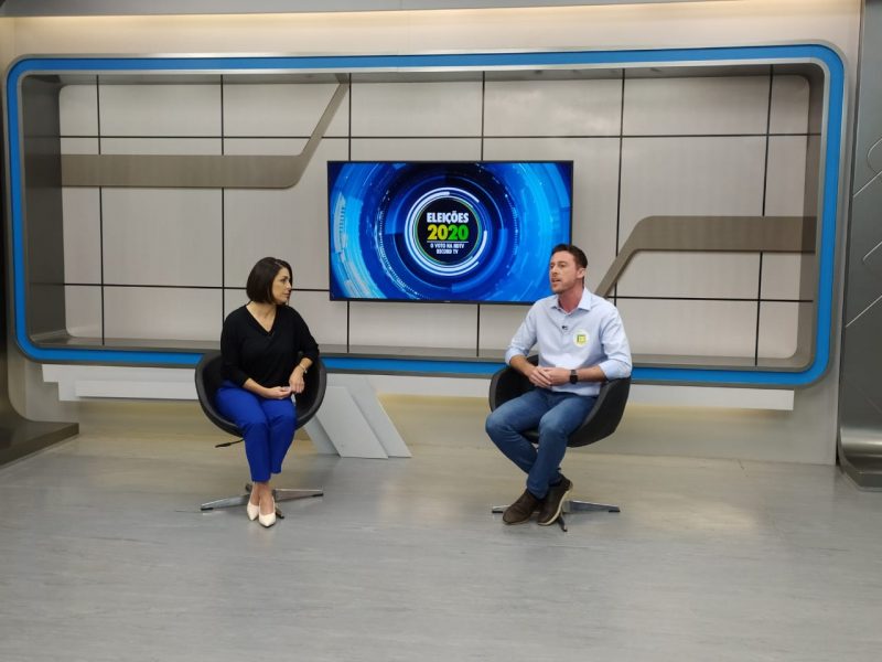 Entrevista com Fernando Krelling foi conduzida pela apresentadora Sabrina Aguiar – Foto: Juliane Guerreiro/ND