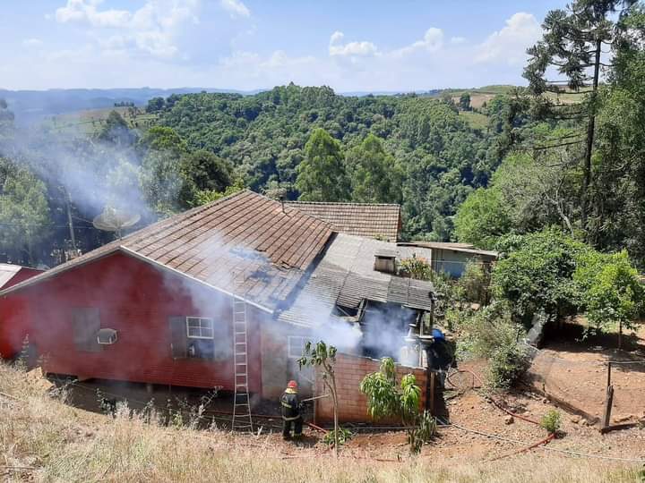Casa pega fogo em Arabutã