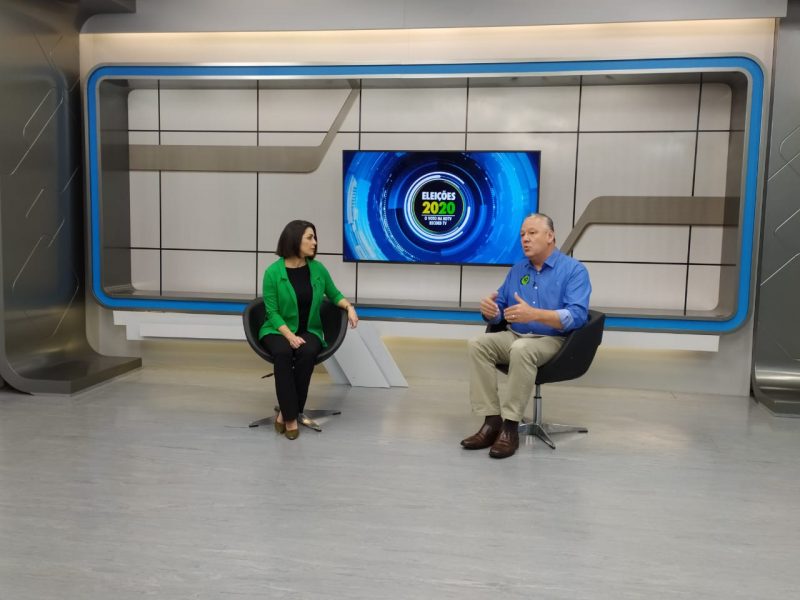 Entrevista com Ivandro de Souza foi conduzida pela apresentadora Sabrina de Aguiar – Foto: Juliane Guerreiro/ND