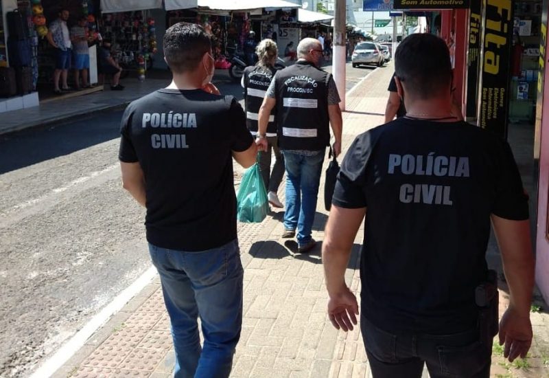 Foram apreendidos 32 smartphones e 12 desbloqueadores de sinal de TV, atrav&eacute;s de atua&ccedil;&otilde;es administrativas do PROCON – Foto: Pol&iacute;cia Civil