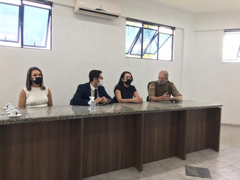 Pol&iacute;cias Civil e Militar realizaram coletiva para falar sobre a investiga&ccedil;&atilde;o do caso – Foto: Luana Amorim/ND