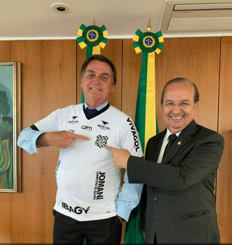 Presidente Bolsonaro com a camisa do Figueirense ao lado do Senador Jorginho Mello. – Foto: redes sociais/divulga&ccedil;&atilde;o