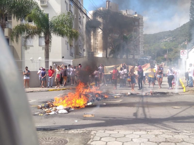 Moradores fizeram protesto na entrada da Comunidade do Quilombo – Foto: Divulga&ccedil;&atilde;o
