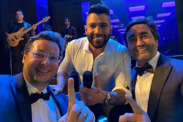 Gusttavo posou para selfie- Foto: Reprodução/ND