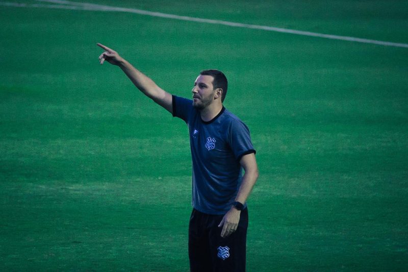 T&eacute;cnico Elano, do Figueirense; na bronca pelos erros de arbitragens contra o clube – Foto: Patrick Floriani/FFC