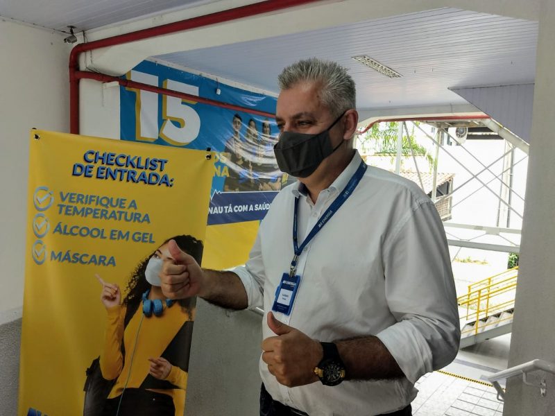 Diretor fala sobre o retorno &agrave;s aulas no Col&eacute;gio Energia de Blumenau – Foto: Jo&atilde;o Victor G&oacute;es / ND+