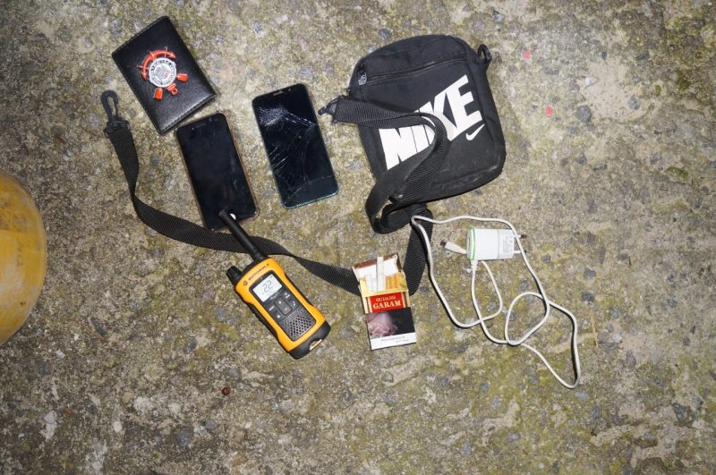 Pertences de adolescente que morreu em opera&ccedil;&atilde;o do BOPE no s&aacute;bado (24) – Foto: Divulga&ccedil;&atilde;o/Pol&iacute;cia Militar