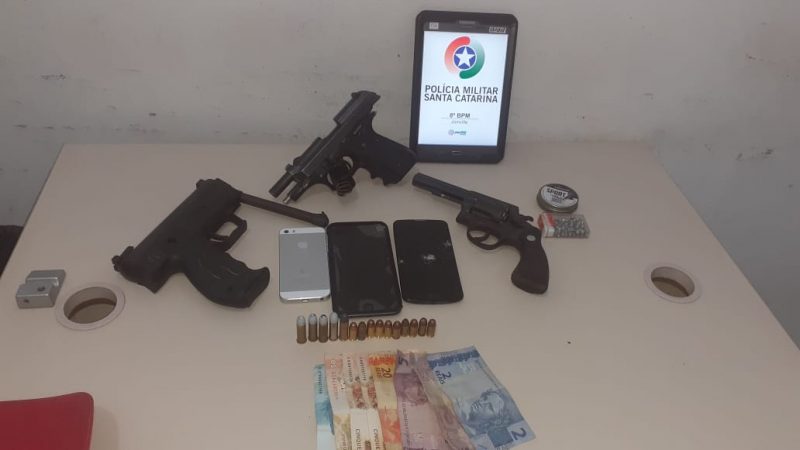 Armas e dinheiro foram apreendidos pela PM – Foto: Divulga&ccedil;&atilde;o/ND