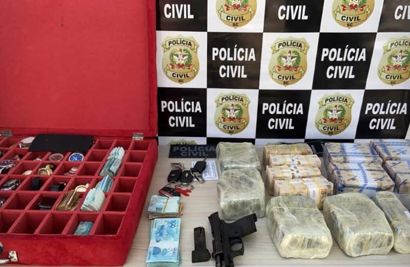 Candidata a vereadora de Itaja&iacute; &eacute; presa com R$ 17 milh&otilde;es – Foto: Pol&iacute;cia Civil