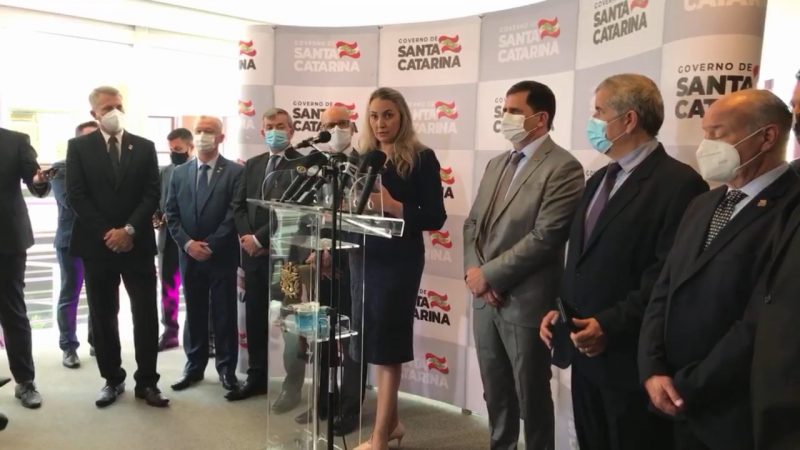 Daniela Reinehr fala durante coletiva nesta terça-feira – Foto: Reprodução/YouTube