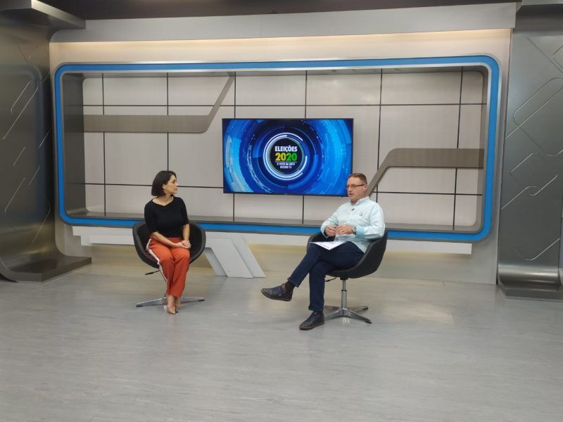 Entrevista com Nelson Coelho foi conduzida pela apresentadora Sabrina Aguiar – Foto: Juliane Guerreiro/ND