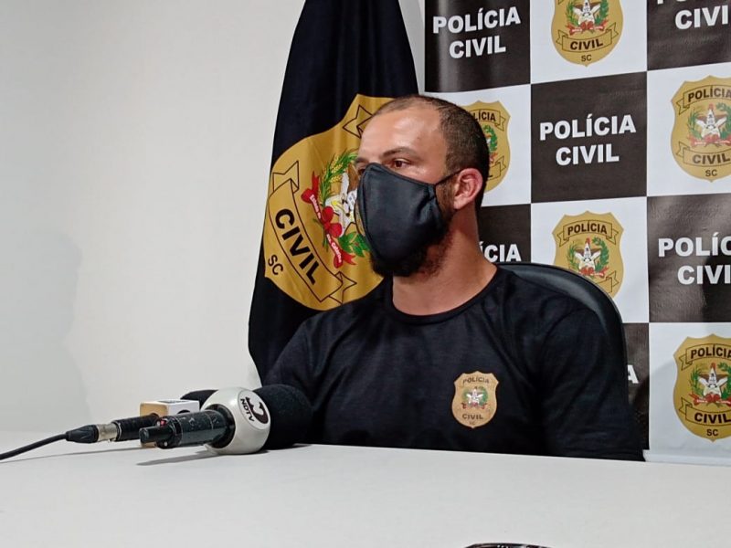 Delegado Rodrigo Andrade, da comarca de Balne&aacute;rio Pi&ccedil;arras, em entrevista coletiva na tarde desta ter&ccedil;a-feira (27). – Foto: Paulo Metling/ND