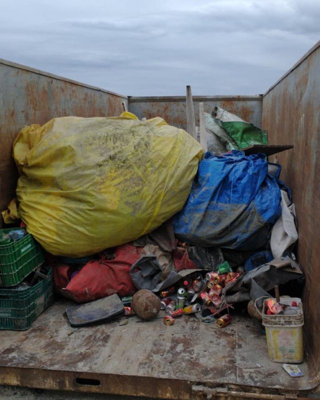 Al&eacute;m das barracas, foi recolhido o lixo produzido pelos ocupantes – Foto: Divulga&ccedil;&atilde;o/ND