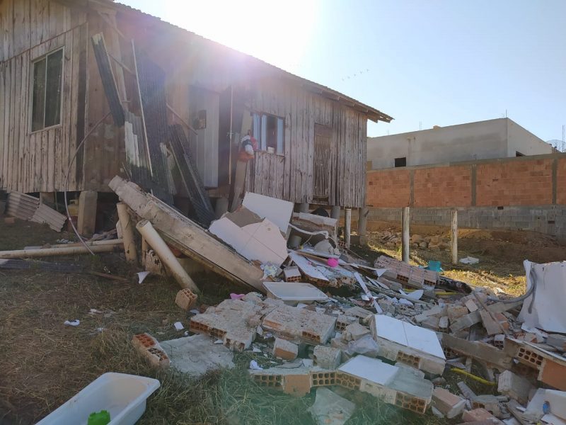 Bebê morre após casa desabar 