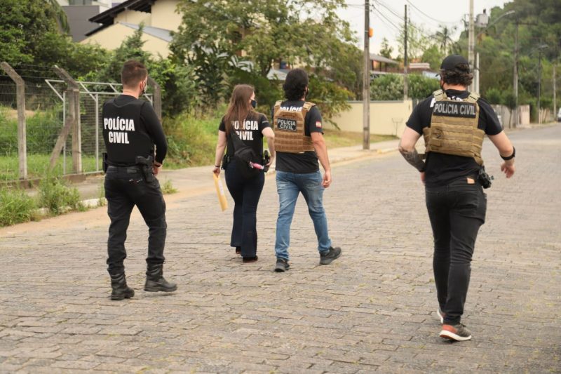 policiais civis durante operação