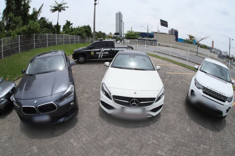 Três veículos de luxo foram apreeendidos 