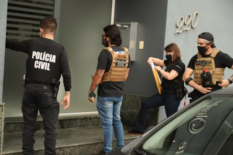 Policiais cumprem mandados de busca e apreensão 