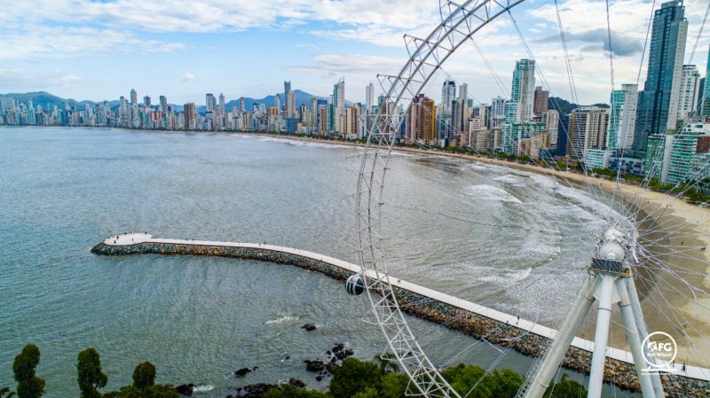 Vista da orla de Balne&aacute;rio Cambori&uacute; a partir da FG Big Wheel – Foto: FG Big Wheel/Divulga&ccedil;&atilde;o
