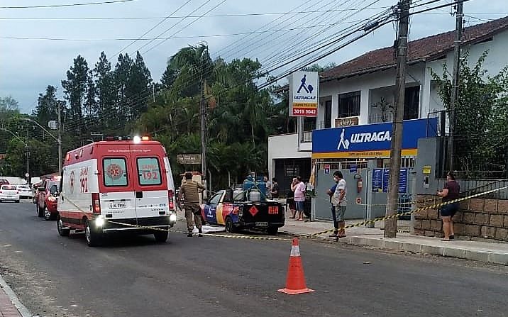 Adolescente morre após colidir moto contra carro estacionado em Indaial