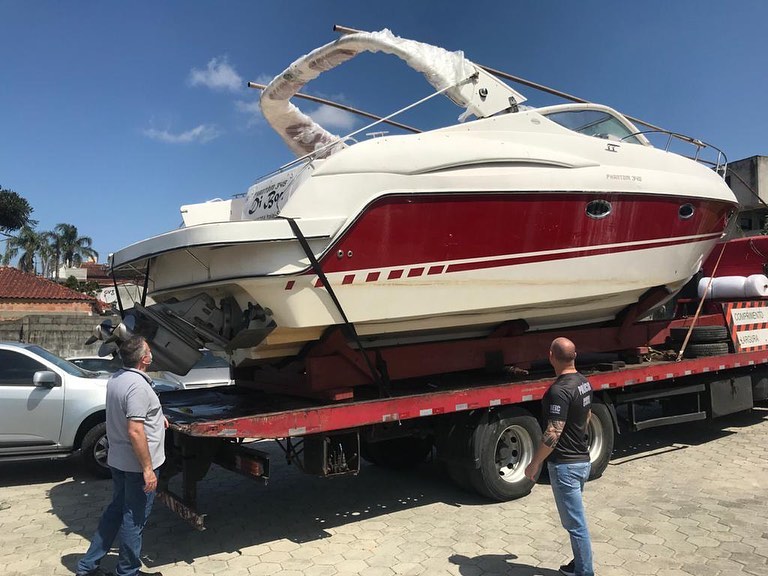 Lancha de traficante paraguaio &eacute; apreendida em Balne&aacute;rio Cambori&uacute;. – Foto: Divulga&ccedil;&atilde;o/DEIC