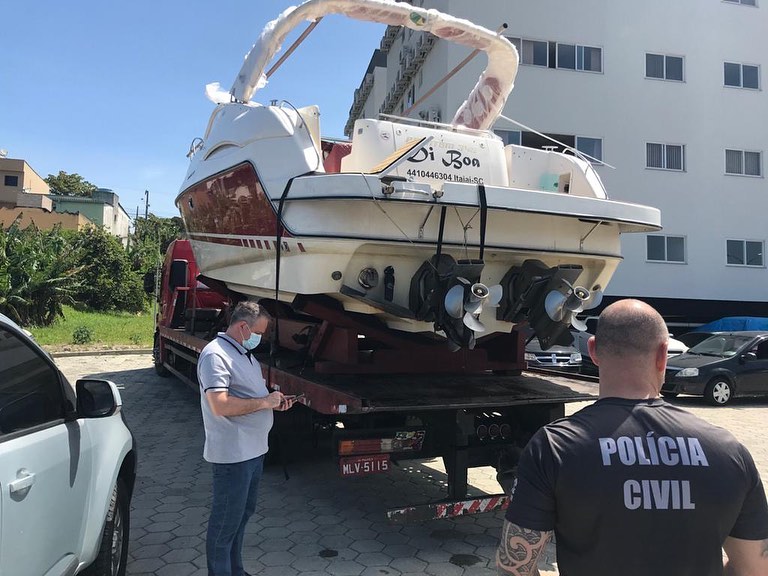 Lancha de traficante paraguaio &eacute; apreendida em Balne&aacute;rio Cambori&uacute;. – Foto: Divulga&ccedil;&atilde;o/DEIC