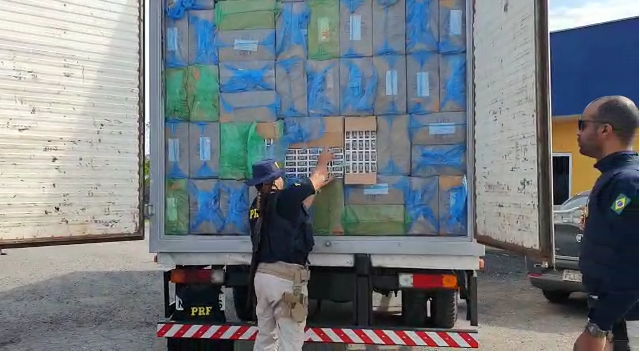 Carga de cigarros contrabandeados do Paraguai, tinha como destino a regi&atilde;o de Joinville – Foto: PRF/Divulga&ccedil;&atilde;o