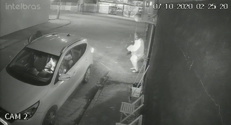 V&iacute;deos com imagens das c&acirc;meras de seguran&ccedil;a mostram a a&ccedil;&atilde;o dos assaltantes. – Foto: Reprodu&ccedil;&atilde;o