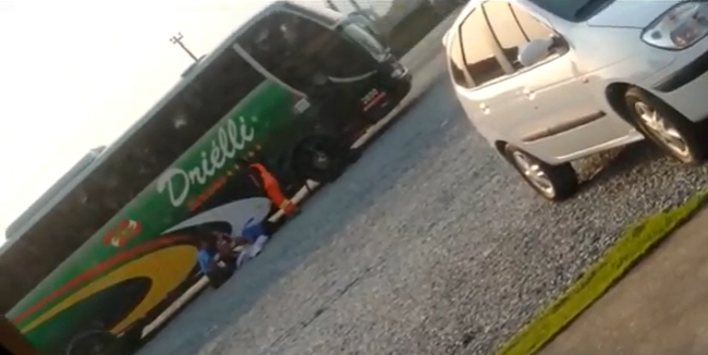 Em um dos assaltos, passageiros foram rendidos do lado de fora do ônibus – Foto: Reprodução/ND