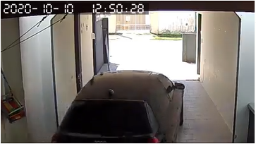 C&acirc;meras flagraram o furto do carro de dentro da garagem da casa, em Balne&aacute;rio Cambori&uacute;. – Foto: Reprodu&ccedil;&atilde;o