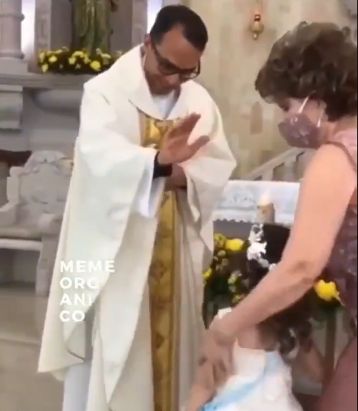 Momento em que a menina bate na m&atilde;o do padre – Foto: Twitter/Divulga&ccedil;&atilde;o