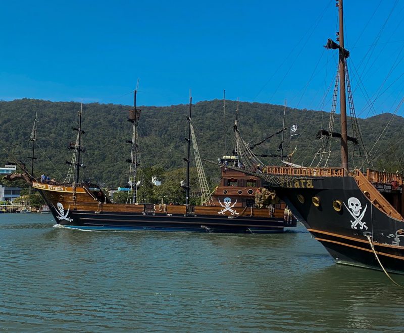Com a presen&ccedil;a de piratas, o barco faz o passeio da Barra Sul at&eacute; a Praia de Laranjeiras, passando pela Ilha das Cabras. – Foto: Reprodu&ccedil;&atilde;o/Barco Pirata