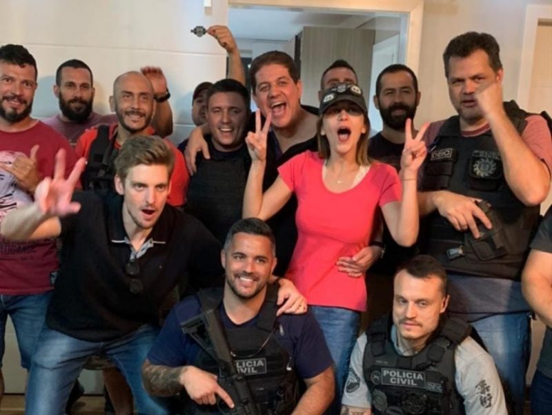 M&eacute;dica aparece com os policiais que conseguiram resgat&aacute;-la p&oacute;s cinco dias de sequestro – Foto: R&aacute;dio Uirapuru