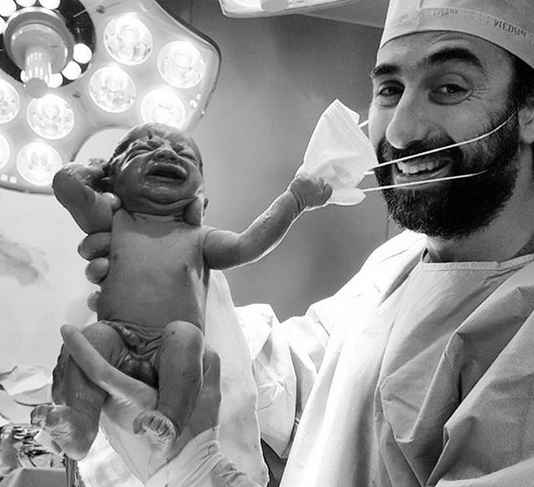 Foto do bebê puxando a máscara do médico viralizou – Foto: Reprodução/Instagram