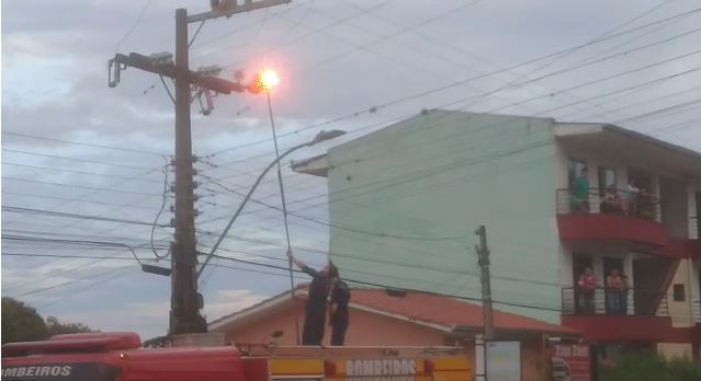 Bombeiro ficou ferido após levar choque elétrico em Capinzal – Foto: Reprodução vídeo/ND/Divulgação
