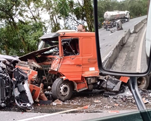 Acidente entre caminhões interdita faixa da BR-277, em Morretes - Massa News