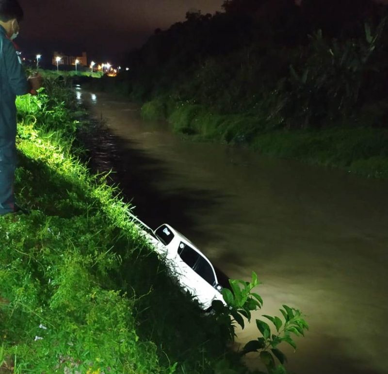 Caminhonete caiu no rio Itaja&iacute;-Mirim na noite deste s&aacute;bado – Foto: CBM Brusque/Divulga&ccedil;&atilde;o/ND