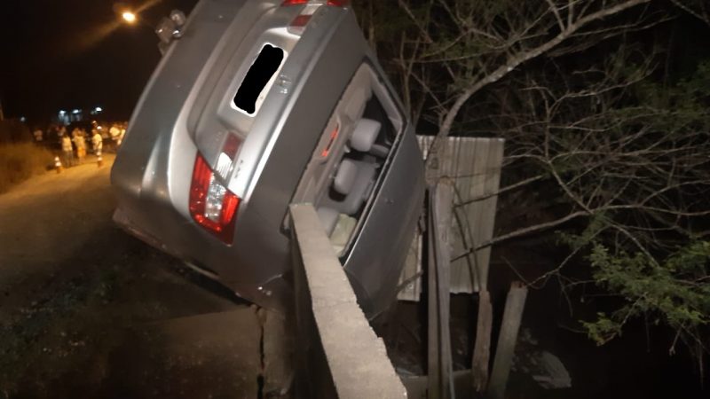 Motorista e passageira ficaram presos por cerca de 20 minutos – Foto: Redes Sociais/Divulga&ccedil;&atilde;o