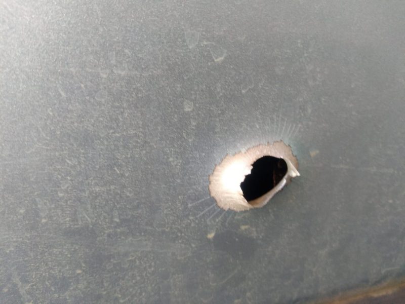 Dois tiros chegaram a atravessar o autom&oacute;vel – Foto: Arquivo pessoal
