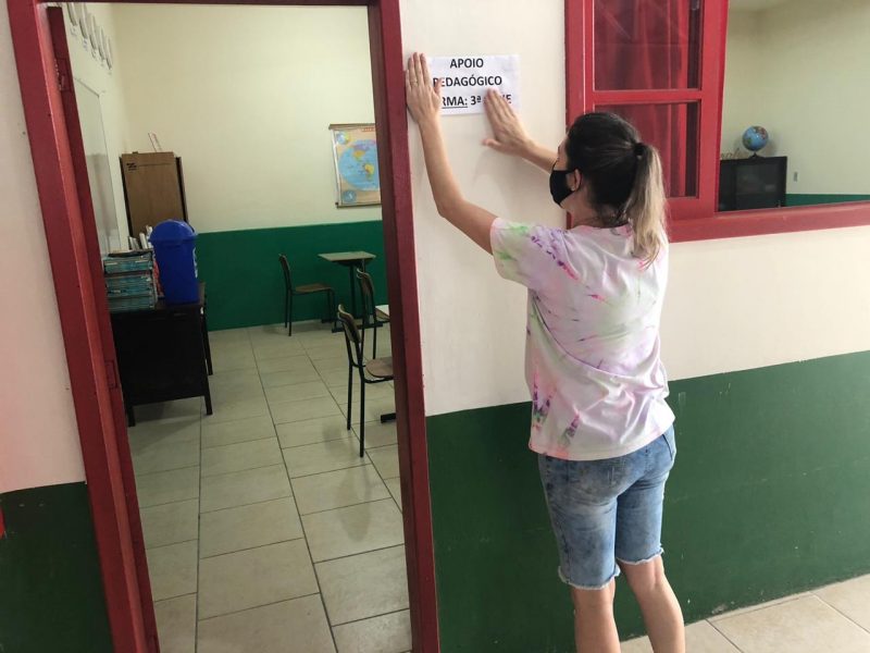 Preparativos na EEB Padre Jo&atilde;o Stolte, em Botuver&aacute;, para acolher os estudantes no dia 26 de outubro – Foto: CRE Brusque/Divulga&ccedil;&atilde;o/ND