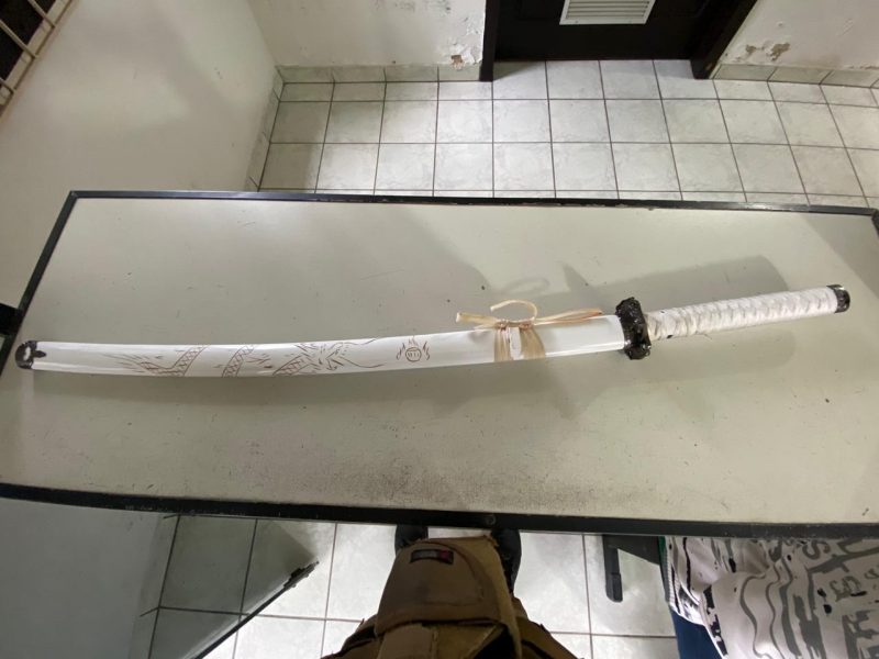Espada usada para ameaçar a vítima foi encontrada na casa &#8211; Foto: PMSC/Divulgação/ND