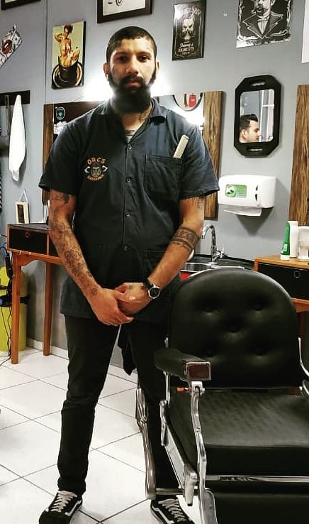 Joel Juv&ecirc;ncio da Silva trabalha em uma barbearia no bairro Aventureiro – Foto: Arquivo pessoal/divulga&ccedil;&atilde;o