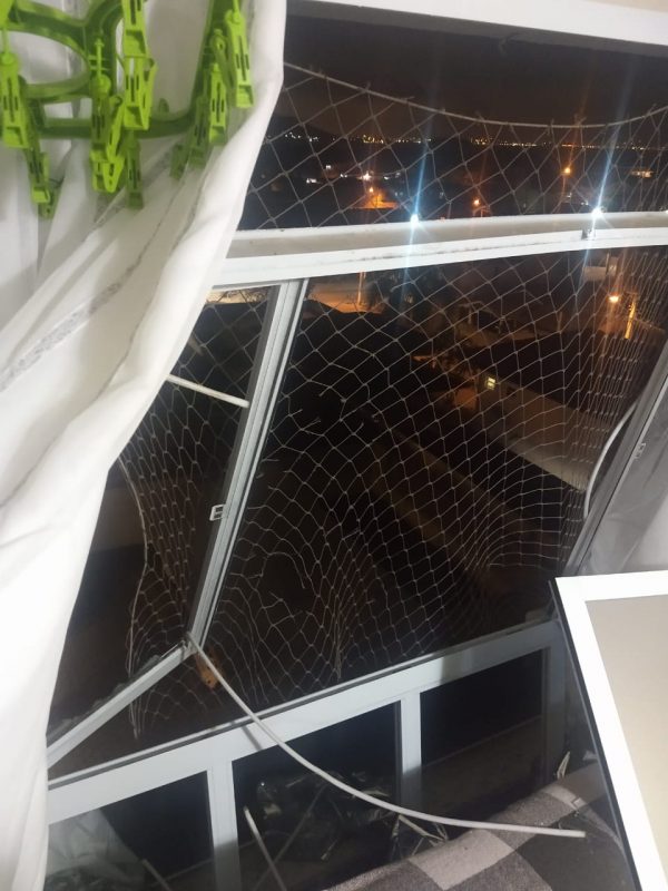 Janela do apartamento ficou danificada com a explosão
